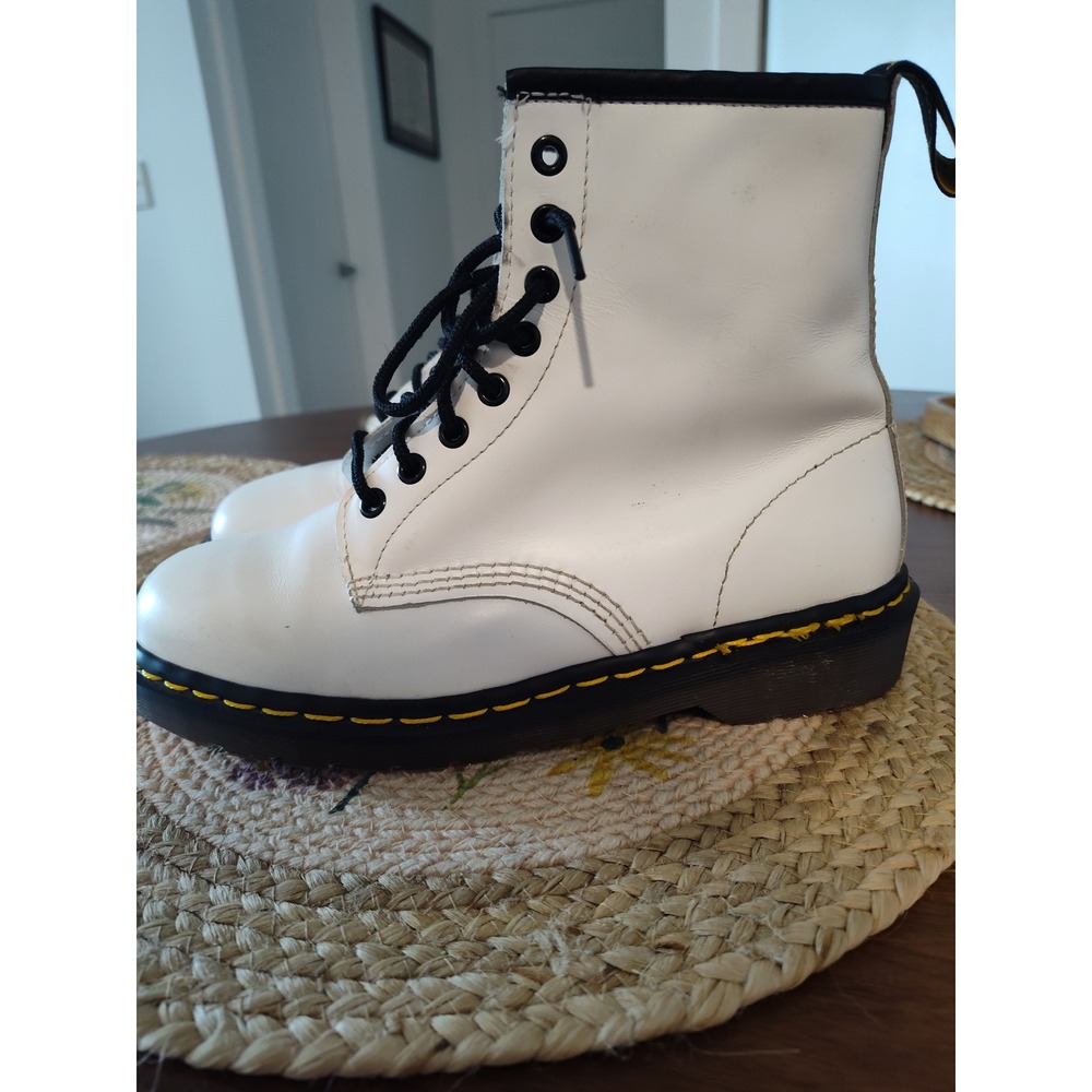 Dr. Martens 1460 White Leather Boots Made in England 8 Eyelet Lace Up size 7